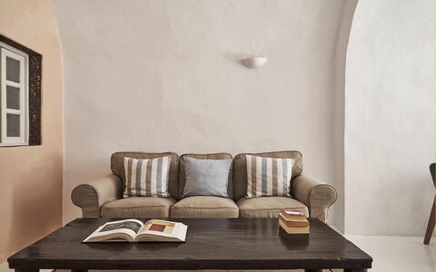 Villa Ivi: Meubilair, Interieur Ontwerp, Flooring, Verdieping, Bruin, Huis, Kamer, Woonkamer, Bankstel