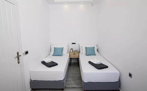 Maison Ranya: Interieur Ontwerp, Bed, Verdieping, Slaapkamer, Flooring, Meubilair, Kamer, Laken, Kussen Gooien, Bedding