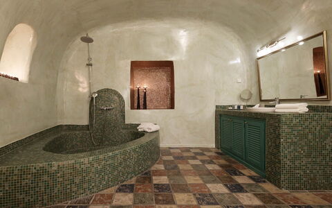 Mandra Suite: Flooring, Muur, Loodgieterswerkinrichting, Interieur Ontwerp, Verdieping, Bad, Badkamer, Verlichting, Kraan, Plafond
