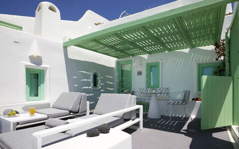 Alegria Suite: Appartement, Plafond, Stoel, Ontwerp, Schaduw, Hotel, Balkon, Buitenmeubels, Koffietafel, Eco Hotel
