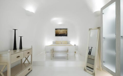 Alegria Suite: Muur, Interieur Ontwerp, Flooring, Plafond, Verdieping, Verlichting, Slaapkamer, Meubilair, Bed, Kamer