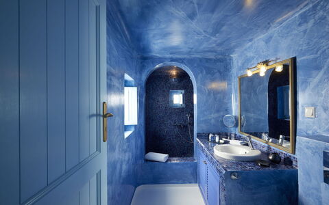 Maison Sivota: Blauw, Loodgieterswerkinrichting, Interieur Ontwerp, Flooring, Badkamer, Verdieping, Kraan, Wastafel In De Badkamer, Loodgieter, Wastafel