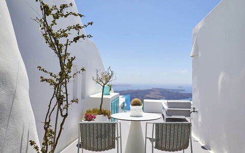Neli Suite: Meubilair, Stoel, Tafel, Huis, Appartement, Keuken En Eettafel, Balkon, Koffietafel, Buitenmeubels, Restaurant