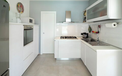 Villa Rossini: Keuken, Toestel Van De Keuken, Countertop, Major Appliance, Cabinetry, Interieur Ontwerp, Flooring, Hout, Fornuis, Huishoudapparatuur