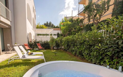 The Ivy Villa: Zwembad, Toevlucht, Buitenmeubels, Hacienda, Ligstoel, Balkon, Villa, Hotel, Eco Hotel, Binnenplaats