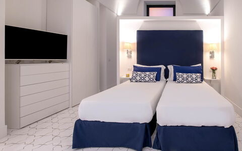 The Ivy Villa: Slaapkamer, Interieur Ontwerp, Appartement, Bed, Laken, Bedding, Bed Frame, Linens, Hoofdkussen, Hotel