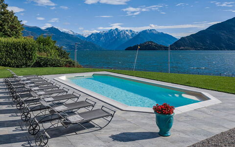 Villa Angela: Water, Zwembad, Buitenmeubels, Toevlucht, Bergketen, Vrije Tijd, Schaduw, Ligstoel, Eco Hotel, Alpen