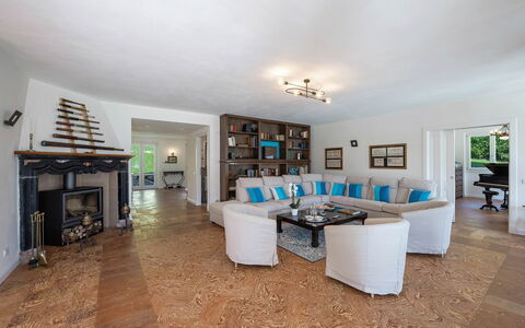 Villa Angela: Meubilair, Interieur Ontwerp, Flooring, Verdieping, Bankstel, Hout, Plafond, Woonkamer, Kamer, Tafel