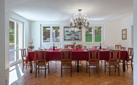 Villa Angela: Meubilair, Interieur Ontwerp, Flooring, Tafel, Plafond, Hout, Stoel, Eetkamer, Kamer, Lichte Inrichting