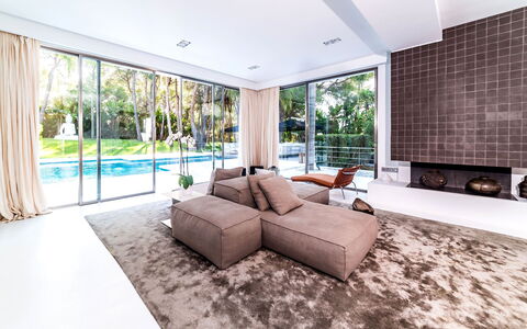 Villa Sound: Flooring, Interieur Ontwerp, Verdieping, Meubilair, Bankstel, Appartement, Plafond, Woonkamer, Huis, Architectuur