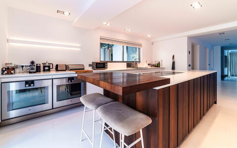 Villa Sound: Interieur Ontwerp, Meubilair, Flooring, Countertop, Keuken, Hout, Plafond, Cabinetry, Lichte Inrichting, Toestel Van De Keuken