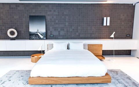 Villa Sound: Meubilair, Bed, Slaapkamer, Interieur Ontwerp, Flooring, Muur, Verdieping, Hout, Bedding, Laken
