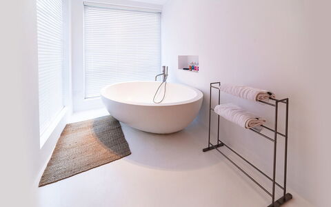 Villa Sound: Interieur Ontwerp, Flooring, Bad, Verdieping, Loodgieterswerkinrichting, Badkamer, Loodgieter, Kraan, Tegel