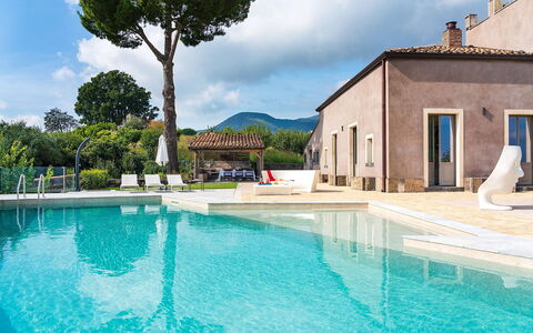 Villa Magical Tower: Zwembad, Landgoed, Toevlucht, Thermae, Waterpartij, Hacienda, Landscaping, Villa, Binnenplaats, Reflecting Pool