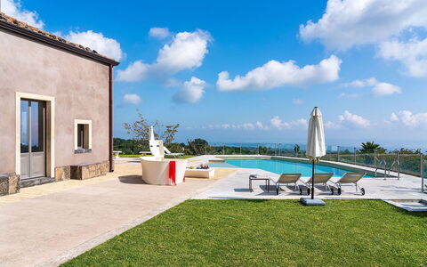 Villa Magical Tower: Landgoed, Toevlucht, Stoel, Zwembad, Schaduw, Villa, Landscaping, Buitenmeubels, Hacienda, Eco Hotel