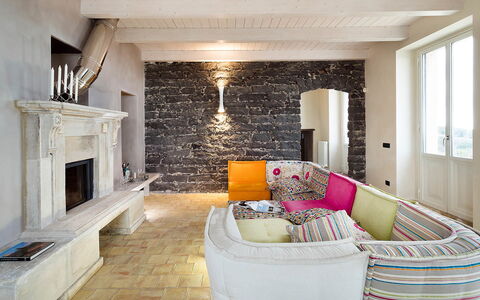 Villa Magical Tower: Meubilair, Interieur Ontwerp, Flooring, Muur, Verdieping, Bankstel, Hout, Plafond, Woonkamer, Kamer