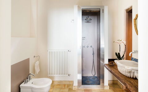 Villa Magical Tower: Badkamer, Flooring, Loodgieterswerkinrichting, Verdieping, Muur, Interieur Ontwerp, Hout, Kraan, Loodgieter, Tegel