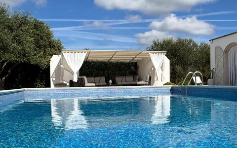 Trulli Maria: Blauw, Zwembad, Samengesteld Materiaal, Toevlucht, Schaduw, Vrije Tijd, Buitenmeubels, Hotel, Waterpartij, Eco Hotel