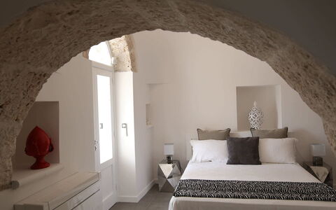 Trulli Maria: Muur, Meubilair, Interieur Ontwerp, Slaapkamer, Plafond, Verlichting, Kamer, Bed, Linens, Huis