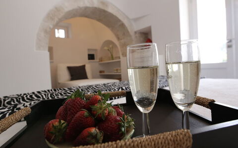 Trulli Maria: Interieur Ontwerp, Meubilair, Verlichting, Kamer, Hoofdkussen, Kussen Gooien, Slaapkamer, Plafond, Kussen, Appartement
