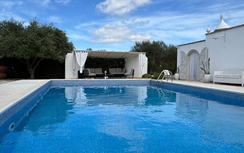 Trulli Maria: Blauw, Zwembad, Samengesteld Materiaal, Toevlucht, Vrije Tijd, Schaduw, Hotel, Waterpartij, Binnenplaats, Villa