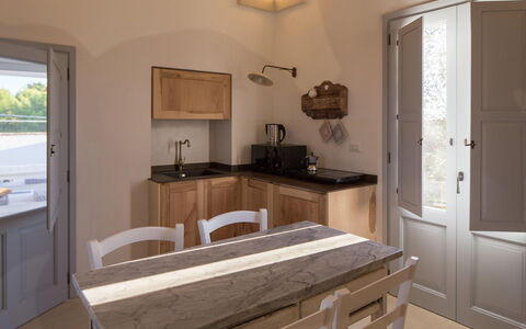 Villa Salentina: Meubilair, Flooring, Hout, Interieur Ontwerp, Verdieping, Keuken, Countertop, Plafond, Cabinetry, Verlichting