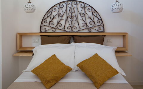 Villa Salentina: Bed, Bedding, Slaapkamer, Meubilair, Laken, Interieur Ontwerp, Hout, Linens, Textiel, Kussen Gooien