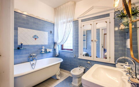 Villa Martina: Blauw, Loodgieterswerkinrichting, Interieur Ontwerp, Flooring, Badkamer, Verdieping, Wastafel In De Badkamer, Kraan, Bad, Loodgieter
