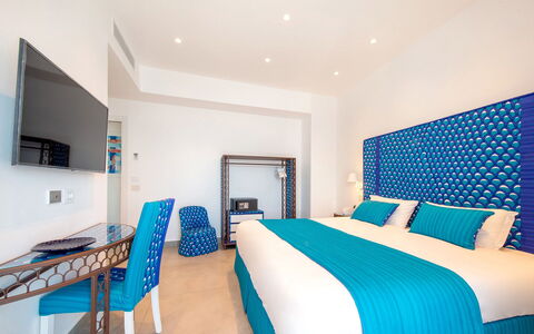Villa Marina Grande: Blauw, Meubilair, Interieur Ontwerp, Toevlucht, Stoel, Linens, Slaapkamer, Hotel, Kussen Gooien, Bed
