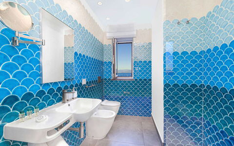 Villa Marina Grande: Blauw, Flooring, Interieur Ontwerp, Verdieping, Tegel, Loodgieterswerkinrichting, Behang, Badkamer, Mozaïek, Loodgieter