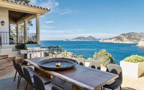 Villa Serrano: Meubilair, Buitenmeubels, Stoel, Buitentafel, Kust, Bergketen, Keuken En Eettafel, Balkon, Baai, Eco Hotel