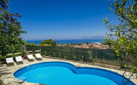 Villa Romy: Blauw, Water, Zwembad, Toevlucht, Buitenmeubels, Zee, Schaduw, Eco Hotel, Kust, Vrije Tijd