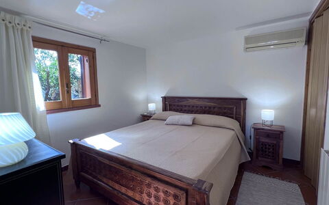 Villa Romy: Bed, Meubilair, Interieur Ontwerp, Slaapkamer, Flooring, Hout, Verdieping, Laken, Bedding, Kamer