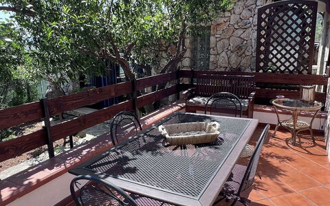 Villa Romy: Meubilair, Hout, Buitenmeubels, Tafel, Stoel, Buitentafel, Schaduw, Tuin, Patio, Backyard
