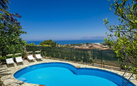 Villa Jamie: Blauw, Water, Zwembad, Toevlucht, Buitenmeubels, Zee, Kust, Eco Hotel, Badplaats, Hotel