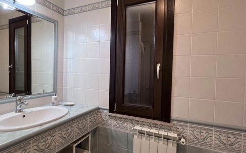Villa Jamie: Wastafel In De Badkamer, Loodgieterswerkinrichting, Wastafel, Interieur Ontwerp, Flooring, Spiegel, Kraan, Badkamer, Countertop, Verdieping