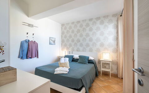 Ippocampo: Meubilair, Interieur Ontwerp, Flooring, Slaapkamer, Verdieping, Bed, Kamer, Textiel, Linens, Plafond