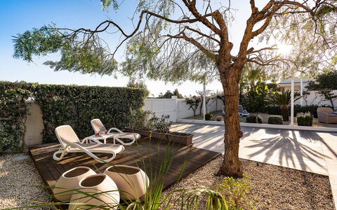 Ninfa: Buitenmeubels, Tuin, Schaduw, Landscaping, Backyard, Bloempot, Werf, Patio, Eco Hotel
