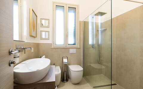 Ninfa: Badkamer, Flooring, Loodgieterswerkinrichting, Interieur Ontwerp, Verdieping, Toilet, Wc Bril, Muur, Wastafel In De Badkamer, Wastafel