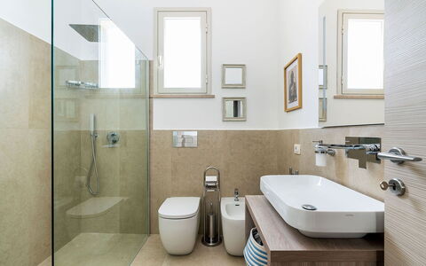 Stella Marina: Badkamer, Interieur Ontwerp, Flooring, Loodgieterswerkinrichting, Verdieping, Muur, Wastafel, Toilet, Wastafel In De Badkamer, Kraan