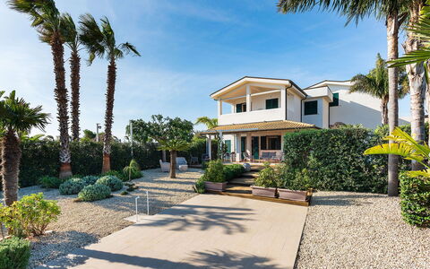Stella Marina: Woongebied, Architectuur, Struik, Huis, Landgoed, Schaduw, Tuin, Oprit, Landscaping