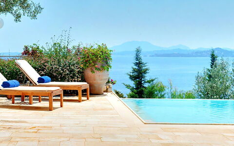 Red Villa: Zwembad, Flooring, Toevlucht, Buitenmeubels, Verdieping, Schaduw, Bloempot, Flagstone, Paraplu, Eco Hotel