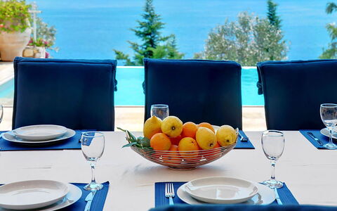 Red Villa: Meubilair, Blauw, Tableware, Tafel, Stoel, Serveware, Zee, Interieur Ontwerp, Keuken En Eettafel, Restaurant