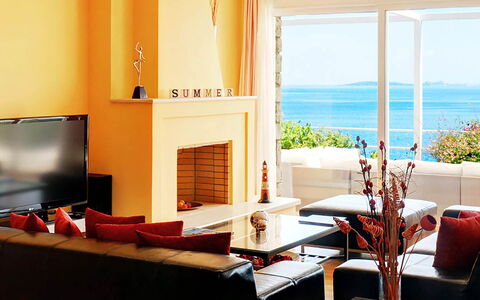 Red Villa: Meubilair, Interieur Ontwerp, Oranje, Woonkamer, Verlichting, Bankstel, Kamer, Tafel, Verdieping, Appartement