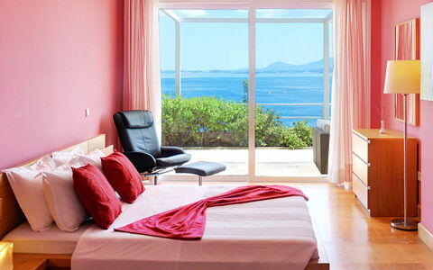 Red Villa: Meubilair, Interieur Ontwerp, Slaapkamer, Bed, Textiel, Verdieping, Kamer, Flooring, Huis, Laken