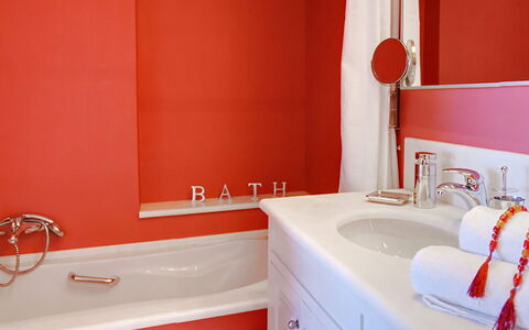 Red Villa: Rood, Muur, Loodgieterswerkinrichting, Badkamer, Oranje, Interieur Ontwerp, Kraan, Wastafel In De Badkamer, Loodgieter, Flooring