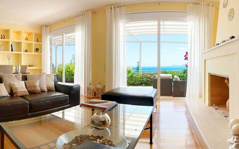 Villa Aspro: Meubilair, Interieur Ontwerp, Flooring, Verdieping, Bankstel, Tafel, Kamer, Woonkamer, Plafond, Verlichting