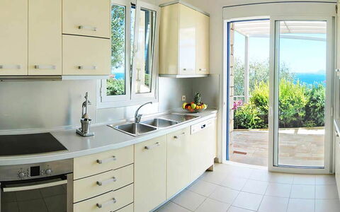 Villa Aspro: Keuken, Meubilair, Countertop, Toestel Van De Keuken, Flooring, Interieur Ontwerp, Hout, Major Appliance, Cabinetry, Huis