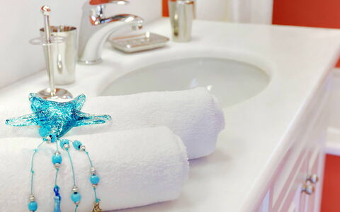 Villa Azzurra: Loodgieterswerkinrichting, Kraan, Handdoek, Badkamer, Loodgieter, Wastafel, Linens