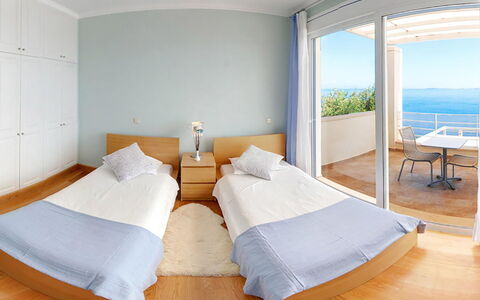Villa Azzurra: Meubilair, Interieur Ontwerp, Verdieping, Flooring, Kamer, Plafond, Stoel, Zee, Appartement, Slaapkamer